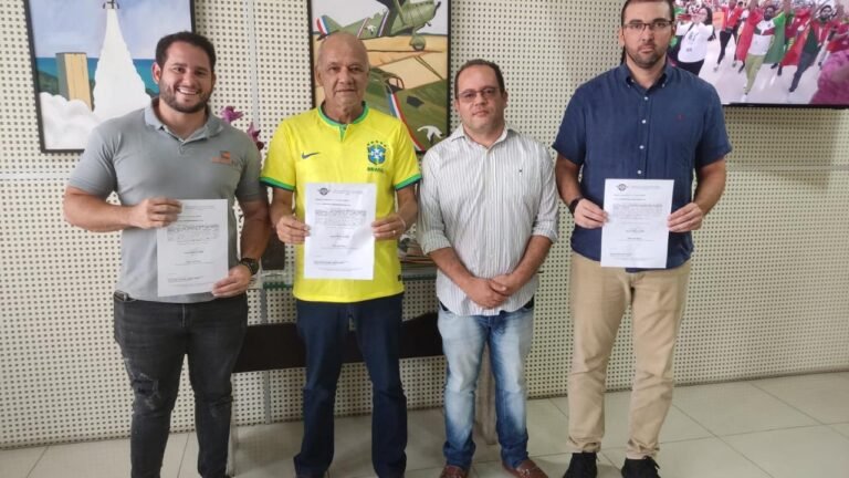 Prefeito assina ordem de serviço para a duplicação da RN-313 e construção de três mercados públicos