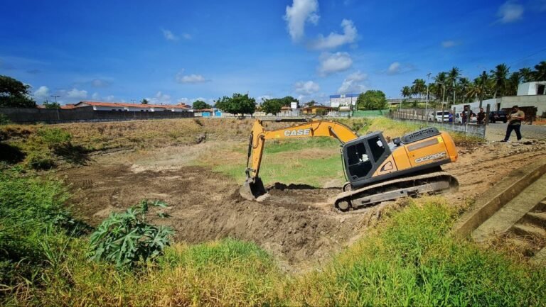 Prefeitura inicia trabalho de limpeza nas lagoas de captação do município Prefeitura inicia trabalho de limpeza nas lagoas de captação do município