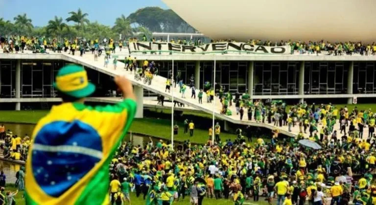 Justiça manda bloquear R$ 6,5 milhões em bens de financiadores de atos em Brasília Justiça manda bloquear R$ 6,5 milhões em bens de financiadores de atos em Brasília
