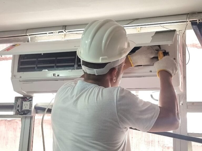 Presos realizam manutenção em mais de cem aparelhos de ar condicionado Presos realizam manutenção em mais de cem aparelhos de ar condicionado