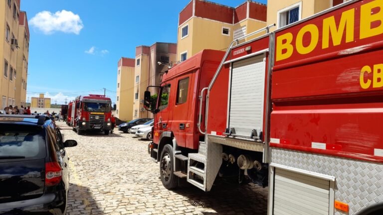 Bombeiros combatem incêndio em apartamento na Grande Natal Bombeiros combatem incêndio em apartamento na Grande Natal