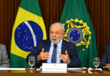 “De dia mostra a bandeira nacional e de noite fica de quatro para os EUA” diz Lula sobre irmãos Bolsonaro