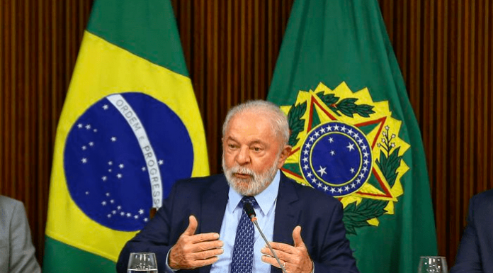 “De dia mostra a bandeira nacional e de noite fica de quatro para os EUA” diz Lula sobre irmãos Bolsonaro
