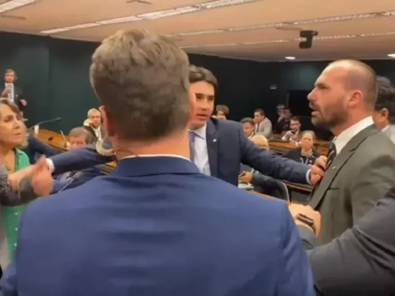 Eduardo Bolsonaro parte para cima de deputado que disse que facada foi fake: “Te enfio a mão na cara e perco o mandato”