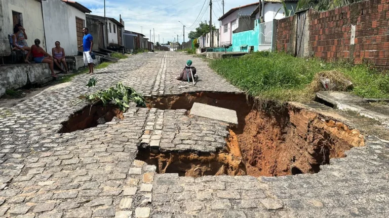 Cratera se abre após rompimento de rede de drenagem em Parnamirim Cratera se abre após rompimento de rede de drenagem em Parnamirim