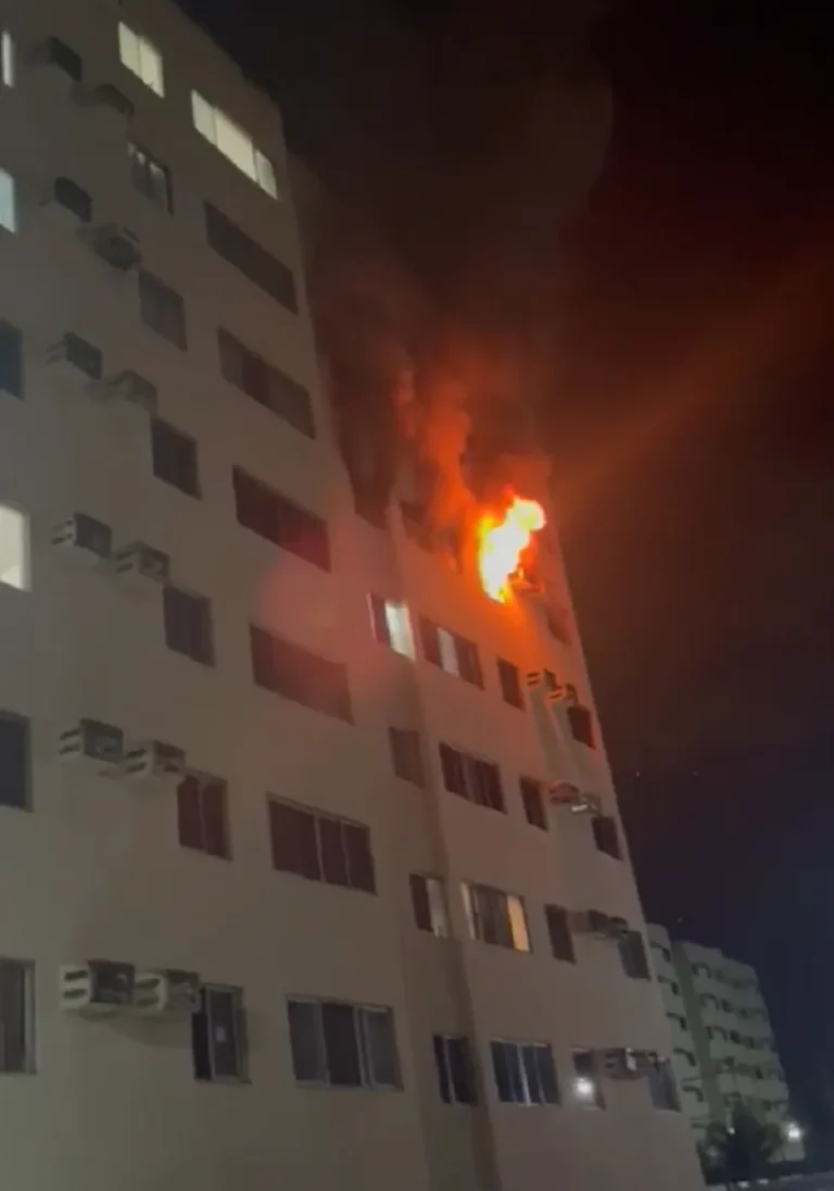 Incêndio atinge apartamento e prédio é evacuado durante a madrugada em Parnamirim Incêndio atinge apartamento e prédio é evacuado durante a madrugada em Parnamirim