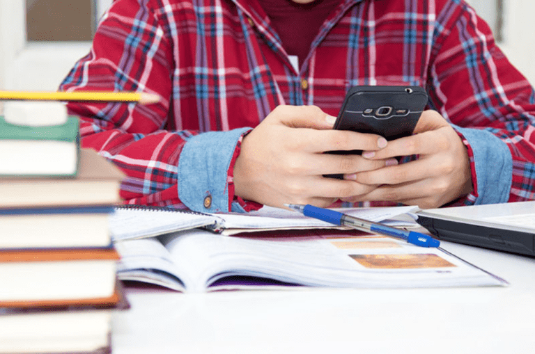 ONU recomenda que os smartphones sejam banidos das salas de aula ONU recomenda que os smartphones sejam banidos das salas de aula
