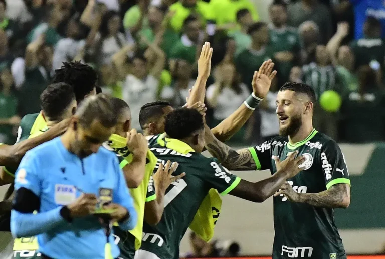 Palmeiras se reinventa após eliminação traumática e dorme líder do Brasileiro Palmeiras se reinventa após eliminação traumática e dorme líder do Brasileiro