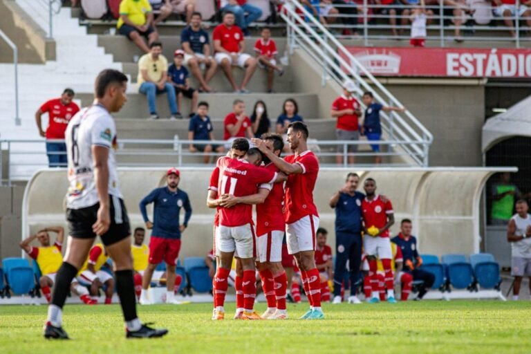 América FC goleia o Globo por 4 a 0 e se isola na liderança do Grupo A América FC goleia o Globo por 4 a 0 e se isola na liderança do Grupo A