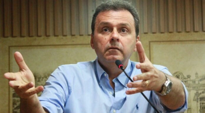 Álvaro e Cadu agem como ‘gigolôs de eleitores incautos’, diz Carlos Eduardo