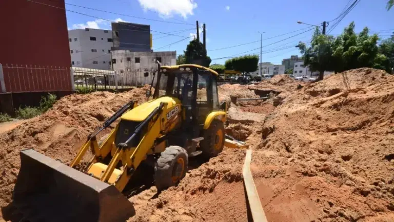 Moradores e motoristas relatam transtorno com buracos na Av. Ayrton Senna Moradores e motoristas relatam transtorno com buracos na Av. Ayrton Senna