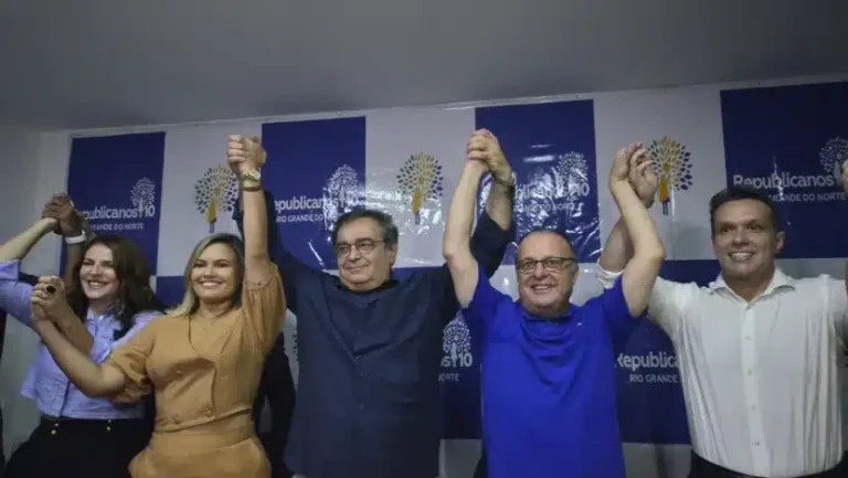Álvaro Dias confirma apoio a Paulinho Freire e indica Joanna Guerra para vice Álvaro Dias confirma apoio a Paulinho Freire e indica Joanna Guerra para vice