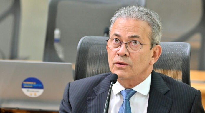 Hermano Morais celebra dois anos de lei que disciplina uso de celular nas escolas