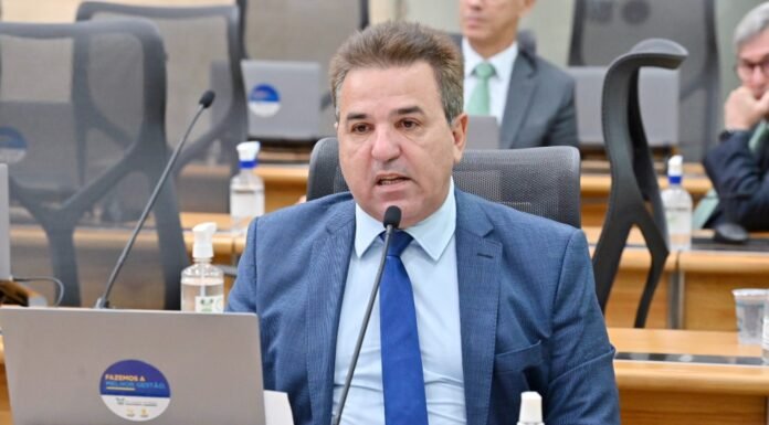 Deputados fazem críticas ao governo do Estado