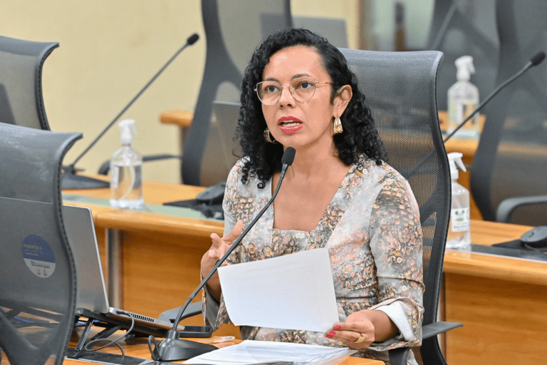 Divaneide Basílio destaca atividades da Associação Abrigo de Maria Divaneide Basílio destaca atividades da Associação Abrigo de Maria