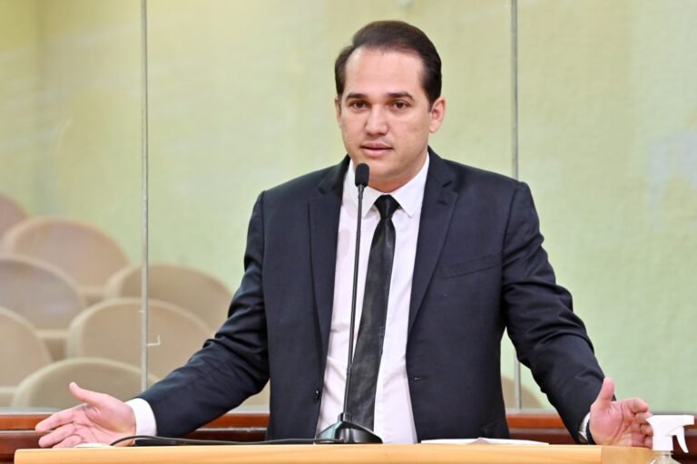 Kleber chama atenção para pintura de escolas nas cores partidárias em São José de Mipibu