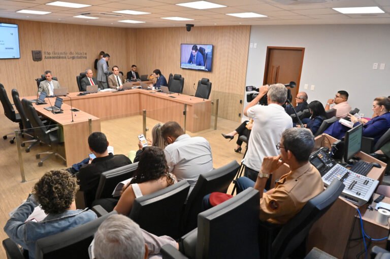 Última reunião da CCJR de 2024 destaca relatório e aprova projeto para PMs e bombeiros Última reunião da CCJR de 2024 destaca relatório e aprova projeto para PMs e bombeiros