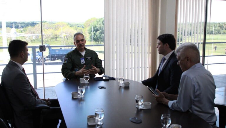 Dr César Maia e professor Ítalo realizam visita institucional ao Comandante da Base Aérea Dr César Maia e professor Ítalo realizam visita institucional ao Comandante da Base Aérea