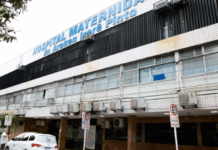 Grávida dá à luz em cadeira de rodas e bebê cai no chão em maternidade em Natal