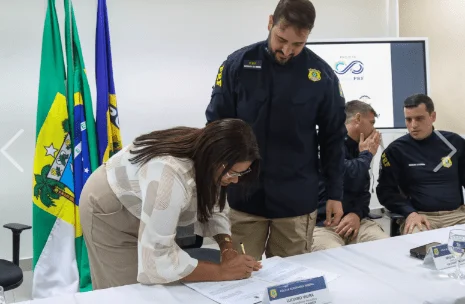 Prefeitura assina termo de parceria com a PRF para o projeto Educar PRF
