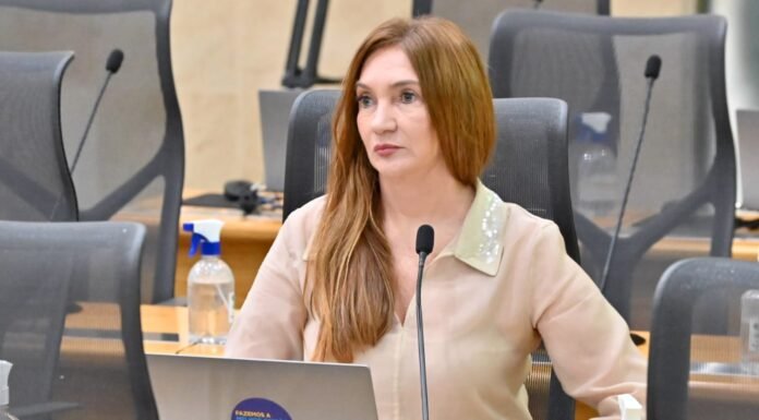 Terezinha Maia denuncia problemas em escola estadual do Seridó