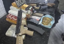 Polícia apreende fuzis, munições e drogas durante patrulhamento em Mãe Luíza