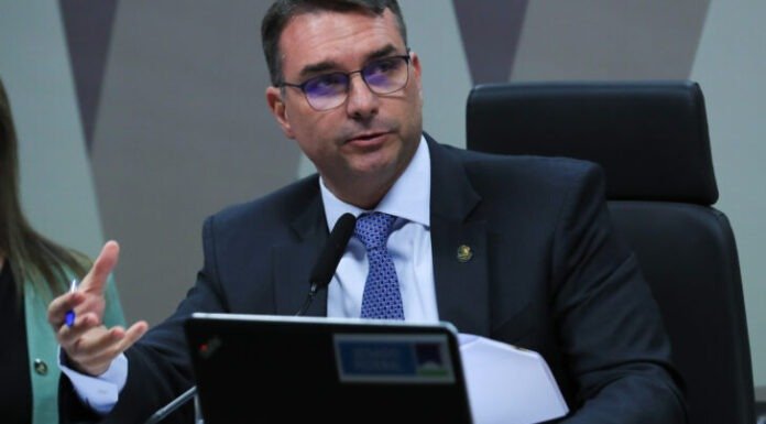 Flávio Bolsonaro propõe fim da reeleição e mira apoio político para 2026