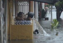 Rua nas Rocas amanhece alagada após fortes chuvas e moradores relatam falha em bomba de drenagem