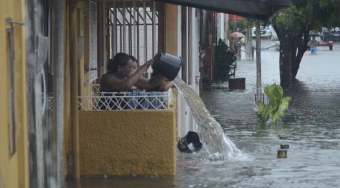 Rua nas Rocas amanhece alagada após fortes chuvas e moradores relatam falha em bomba de drenagem